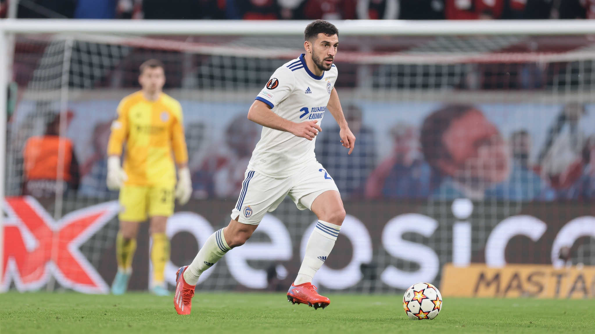 在现代足球中，每一场比赛都是球员展现自己技战术能力